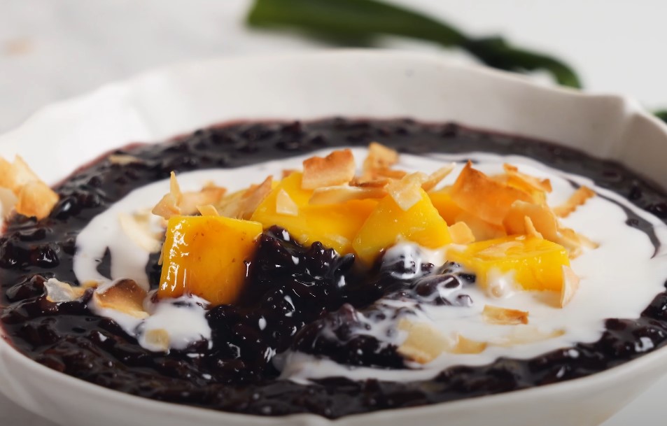 A vibrant bowl of black glutinous rice