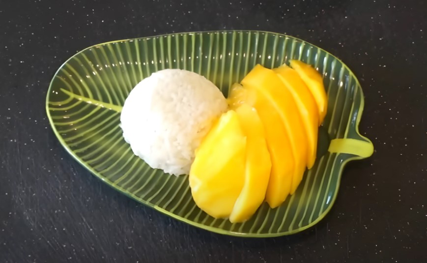 A mound of fragrant sticky rice, complemented by vibrant mango slices